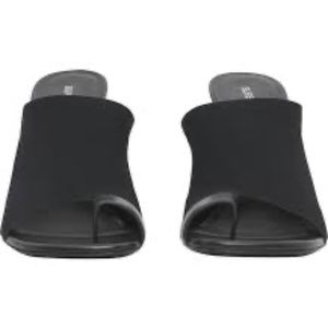 Burberry Tallia Toe Loop Leather Sandal (Women)
Size 8US / 38EU, BLACK